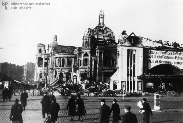 Ruine der Volksoper und des Kinos Millerntor-Theater am Millerntorplatz im Hamburger Stadtteil St.Pauli (November 1946) 